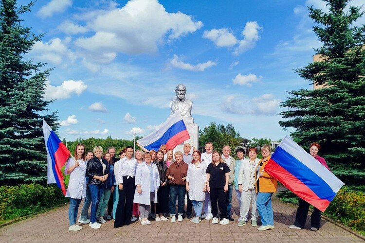 Медработники Подмосковья развернули триколоры в честь Дня Государственного флага
