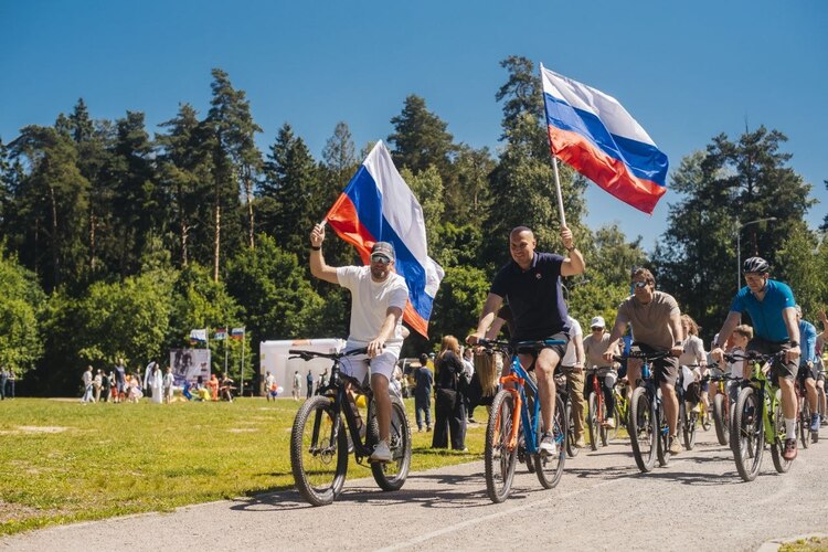 Велозаезд «Дорога здоровья» прошёл в день рождения Профсоюза работников здравоохранения РФ и в преддверии Дня России
