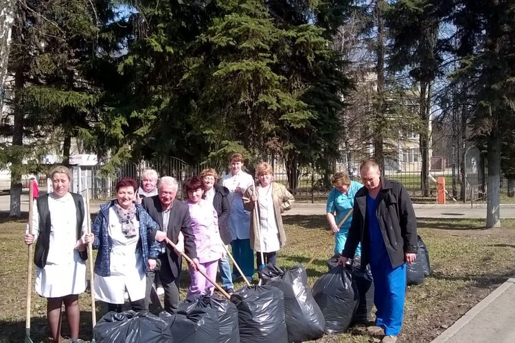 Члены профсоюза здравоохранения приняли участие в субботнике Видновской районной клинической больнице