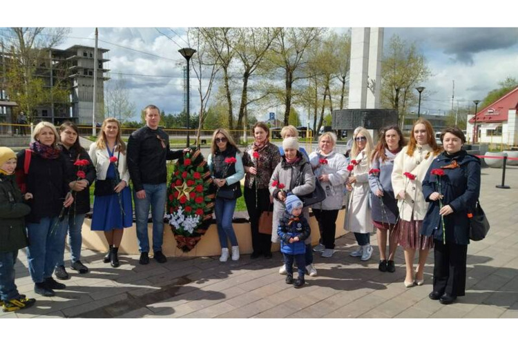 Сегодня, в День Великой Победы, сотрудники и профсоюзные активисты ГБУ МО "Мособлмедсервис" возложили цветы к могиле неизвестного солдата.